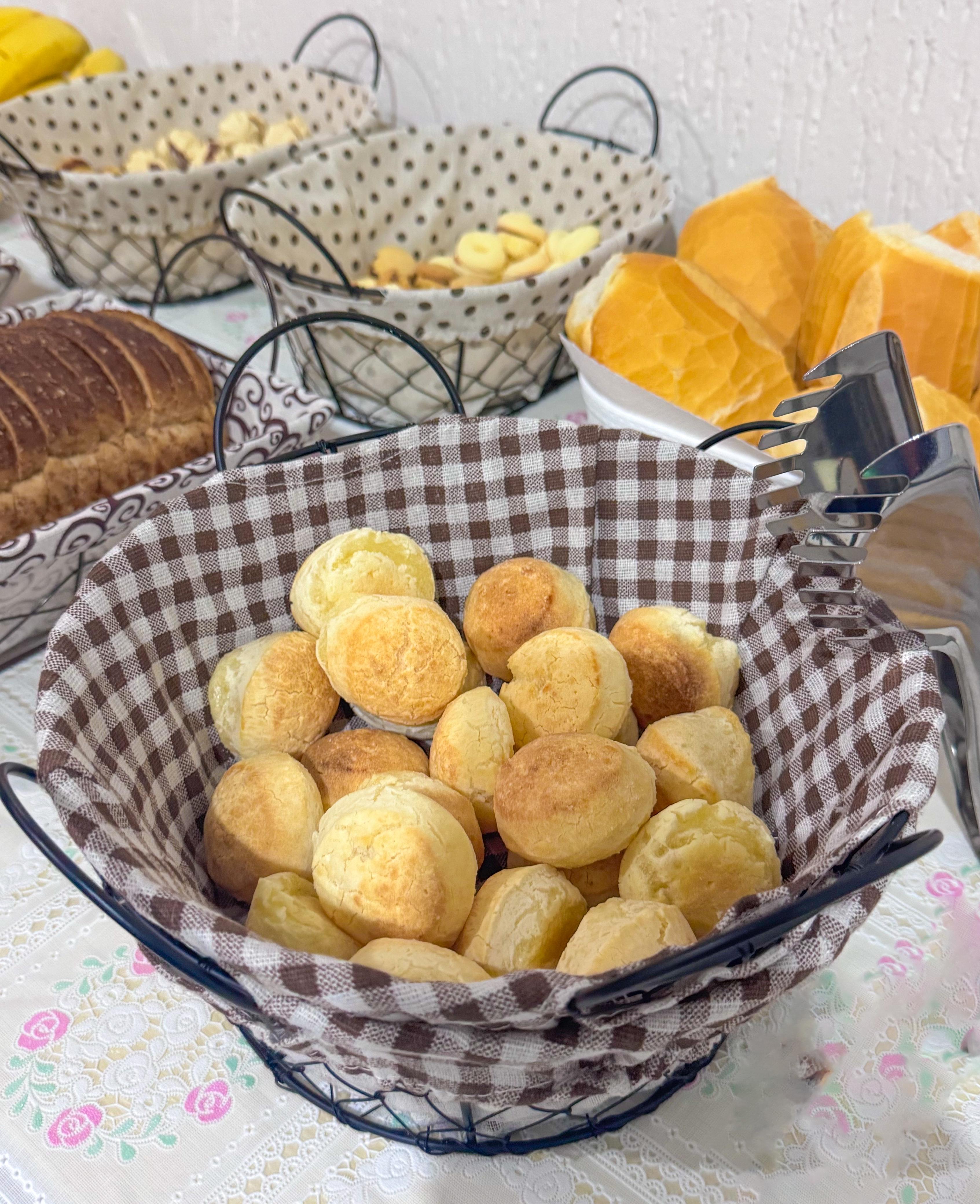 Cesta de pão de queijo no café da manhã